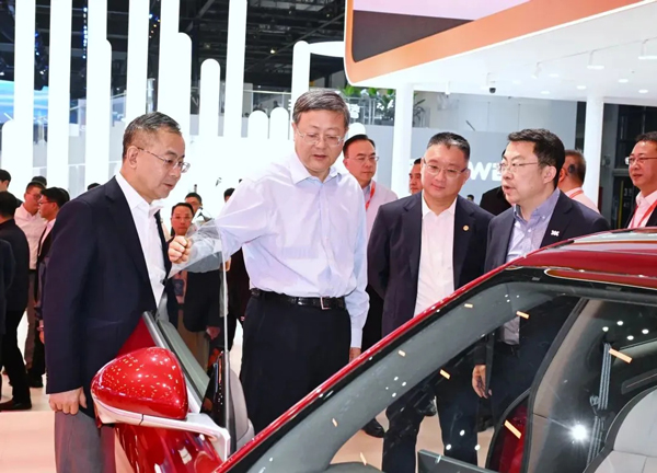陳吉寧調(diào)研上海車展，察看首發(fā)新品最新技術(shù)