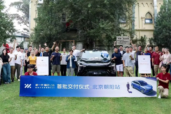 智己上演汽車界“戴維斯雙擊”