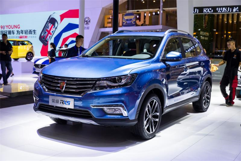 全新榮威950、榮威e950定義“高級轎車” 成都車展亮相售價(jià)16.88萬起 互聯(lián)網(wǎng)汽車上市一周年 系統(tǒng)升級帶來顛覆式進(jìn)化