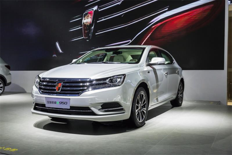 全新榮威950、榮威e950定義“高級轎車” 成都車展亮相售價(jià)16.88萬起 互聯(lián)網(wǎng)汽車上市一周年 系統(tǒng)升級帶來顛覆式進(jìn)化