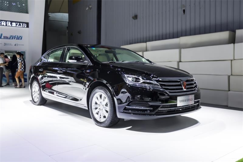 全新榮威950、榮威e950定義“高級轎車” 成都車展亮相售價(jià)16.88萬起 互聯(lián)網(wǎng)汽車上市一周年 系統(tǒng)升級帶來顛覆式進(jìn)化