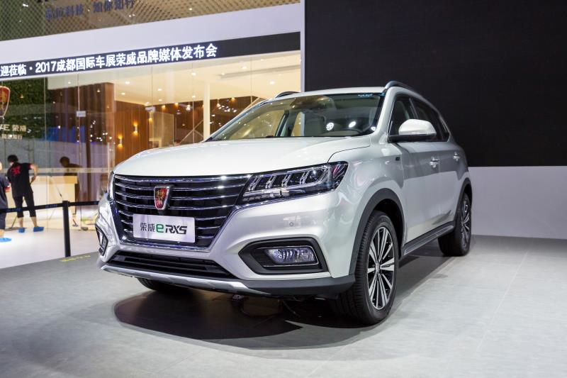 全新榮威950、榮威e950定義“高級轎車” 成都車展亮相售價(jià)16.88萬起 互聯(lián)網(wǎng)汽車上市一周年 系統(tǒng)升級帶來顛覆式進(jìn)化