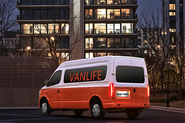 跑得猛、花得少、養(yǎng)得省、全場(chǎng)景！“全場(chǎng)景高價(jià)值輕客”上汽大通新途V80 9AT榮耀上市，全面高人一檔