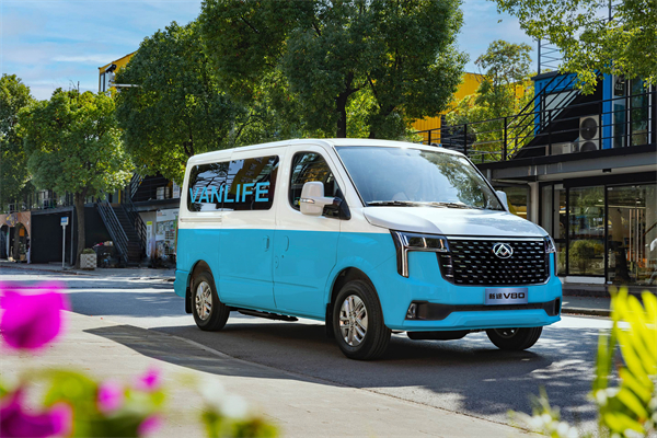 跑得猛、花得少、養(yǎng)得省、全場(chǎng)景！“全場(chǎng)景高價(jià)值輕客”上汽大通新途V80 9AT榮耀上市，全面高人一檔