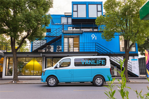 跑得猛、花得少、養(yǎng)得省、全場(chǎng)景！“全場(chǎng)景高價(jià)值輕客”上汽大通新途V80 9AT榮耀上市，全面高人一檔