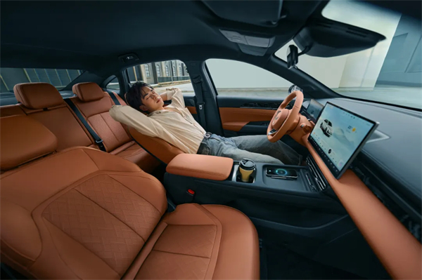 限時先享置換一口價！「10萬級600續(xù)航中級轎車」五菱星光2025款正式上市！