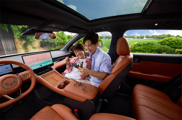 置換補(bǔ)貼價(jià)8.98萬元起！五菱星光S 2025款正式上市，以「大快好省」打造全場景家庭出行體驗(yàn)！