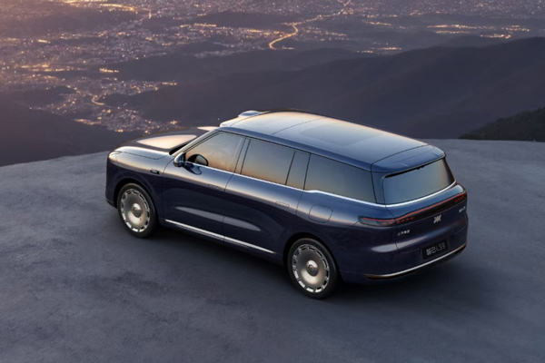 智己拼了！能洗澡還帶地暖的旗艦，32.28萬開賣