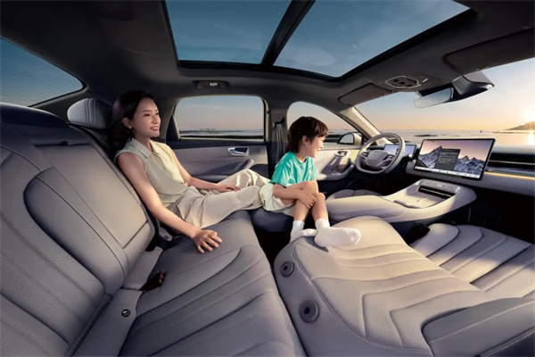 智能座艙的“終極答案”？榮威搭載豆包，讓所有車機(jī)一夜過(guò)時(shí)